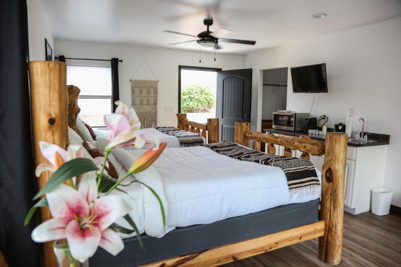 Creekside Lodge And Cabins Mayer Экстерьер фото