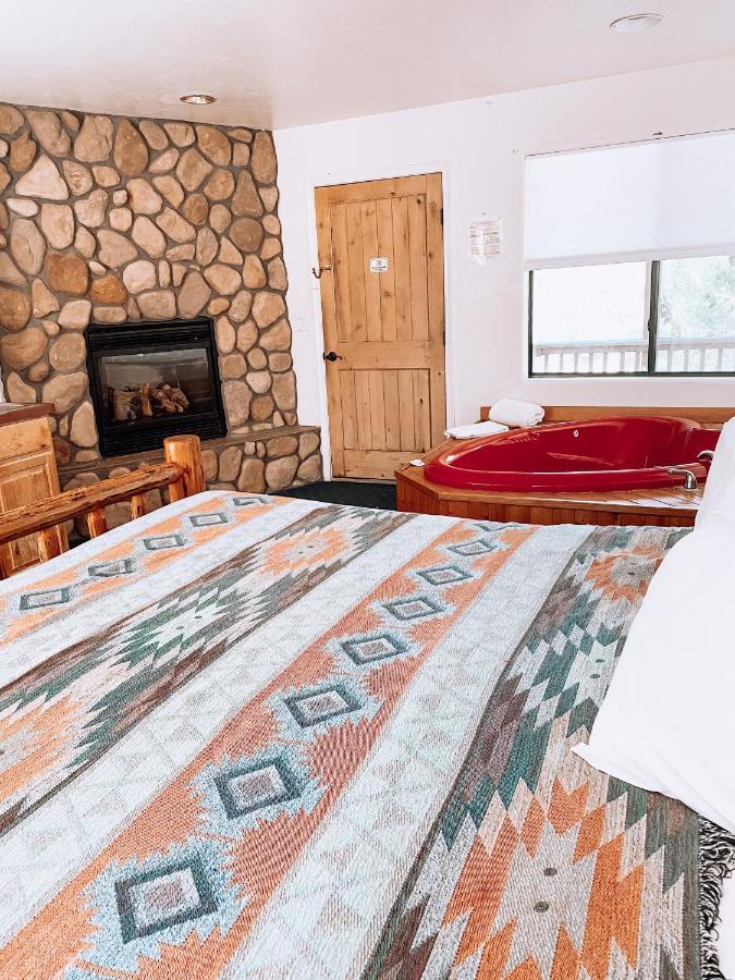 Creekside Lodge And Cabins Mayer Экстерьер фото