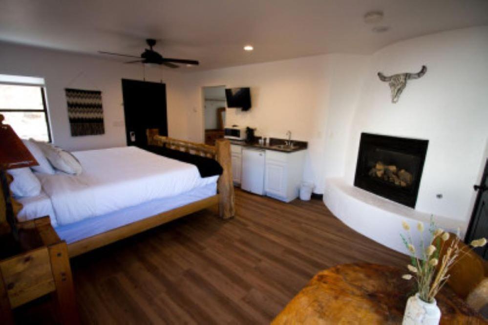 Creekside Lodge And Cabins Mayer Экстерьер фото