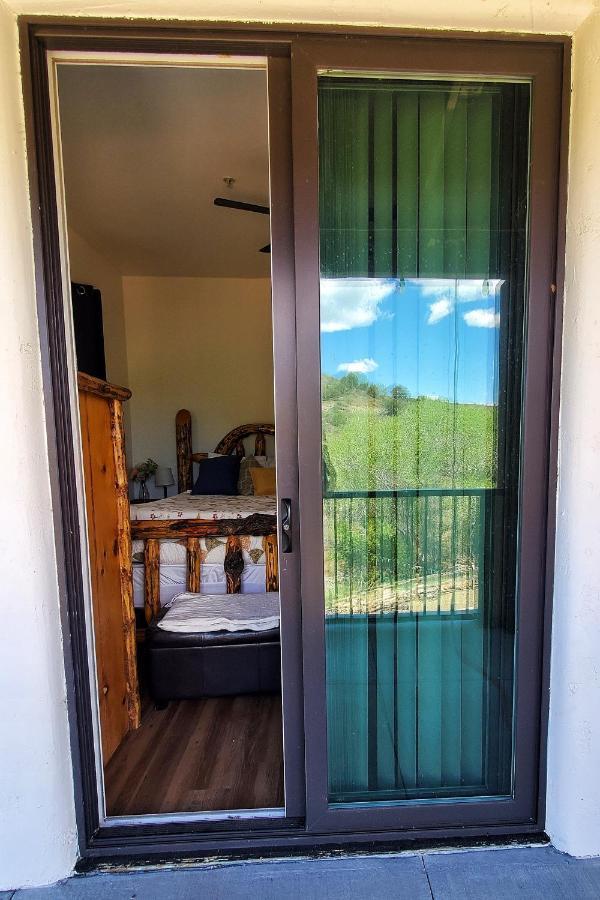 Creekside Lodge And Cabins Mayer Экстерьер фото
